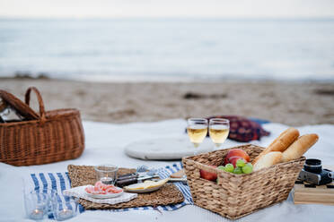 Ein Strandpicknick mit Schripms, Bier und Kerzen. - HPIF09259