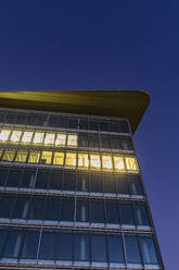 Fenster eines Bürogebäudes in der Abenddämmerung - WDF07269