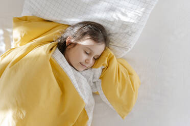 Mädchen schlafend mit Decke auf dem Bett - SSYF00111