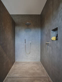 Interieur eines modernen Badezimmers mit Dusche in einer Wohnung - RORF03435