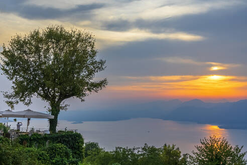 Italien, Venetien, San Zeno di Montagna, Gardasee bei bewölktem Sonnenuntergang - FOF13492
