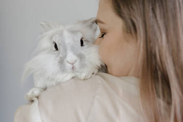 Frau küsst Kaninchen zu Hause - VIVF00445