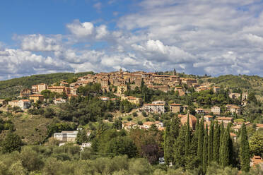 Italien, Toskana, Seggiano, Wolken über ländlicher Stadt im Sommer - FOF13503