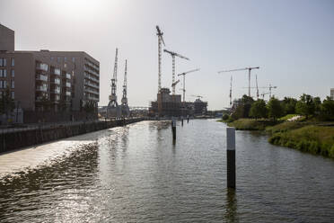 Deutschland, Hamburg, Fluss Elbe mit Industriekränen im Hintergrund - ASCF01731