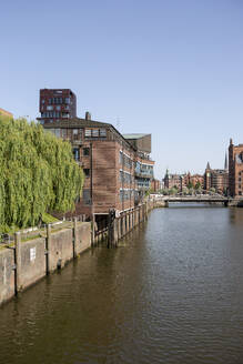 Deutschland, Hamburg, Fluss, der durch die historische Speicherstadt fließt - ASCF01736