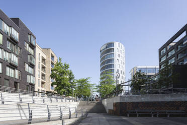 Deutschland, Hamburg, Treppe und Rollstuhlrampe vor modernen Wohnungen - ASCF01737
