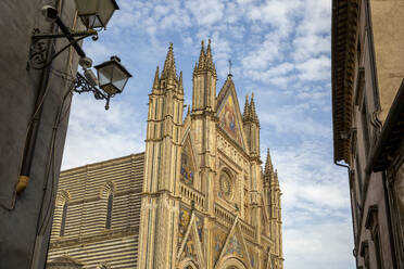 Kathedrale Santa Maria Assunta unter bewölktem Himmel, Orvieto, Italien - MAMF02610