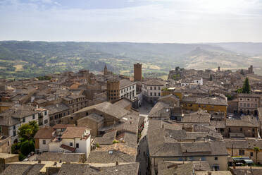 Piazza Della Repubblica inmitten von Gebäuden in der Stadt, Orvieto, Italien - MAMF02611