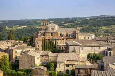 Stadtbild von Orvieto an einem sonnigen Tag, Orvieto, Italien - MAMF02613