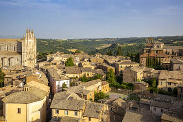 Berühmte Kathedrale Santa Maria Assunta inmitten von Häusern in der Stadt, Orvieto, Italien - MAMF02615