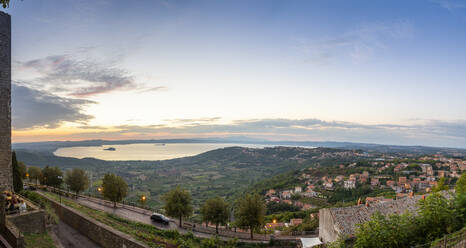 Panoramablick auf den See und die Stadt Montefiascone bei Sonnenuntergang - MAMF02616