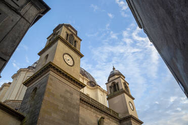 Uhrenturm der Basilica di Santa Margherita unter dem Himmel - MAMF02620