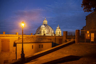 Beleuchtete architektonische Kuppel der Basilica Di Santa Margherita in der Abenddämmerung - MAMF02626