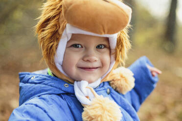 Smiling cute boy wearing lion hat - LLUF01056