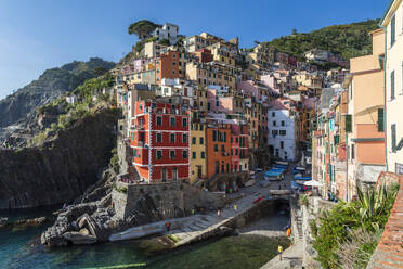 Italy, Liguria, Riomaggiore, Edge of coastal town along Cinque Terre - FOF13512