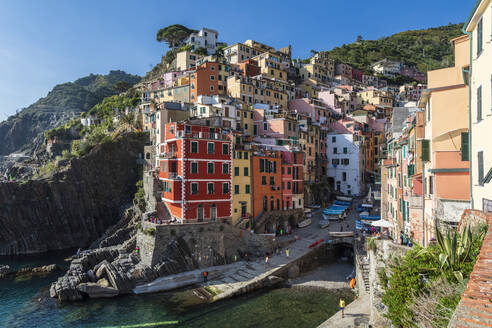 Italien, Ligurien, Riomaggiore, Rand der Küstenstadt entlang der Cinque Terre - FOF13512