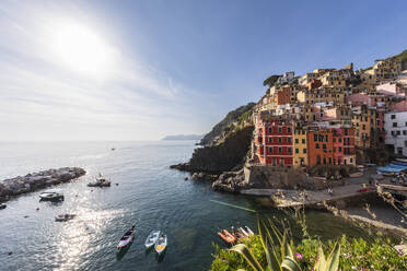 Italien, Ligurien, Riomaggiore, Rand der Küstenstadt entlang der Cinque Terre - FOF13514