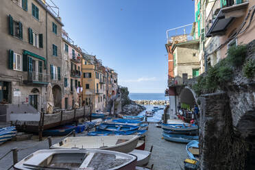 Italien, Ligurien, Riomaggiore, Reihe von Booten am Rande der Küstenstadt entlang der Cinque Terre - FOF13517