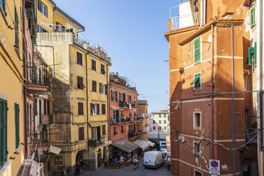 Italien, Ligurien, Riomaggiore, Straße in historischer Stadt - FOF13518