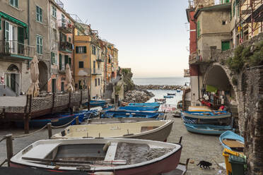 Italien, Ligurien, Riomaggiore, Reihe von Booten am Rande der Küstenstadt entlang der Cinque Terre - FOF13521