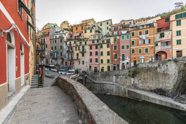 Italien, Ligurien, Riomaggiore, Reihenhäuser am Wasser in der historischen Stadt entlang der Cinque Terre - FOF13522