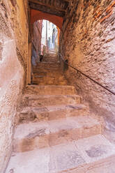Italien, Ligurien, Riomaggiore, Alte Treppe in enger Gasse - FOF13524