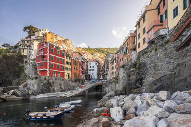 Italien, Ligurien, Riomaggiore, Rand der Küstenstadt entlang der Cinque Terre - FOF13526