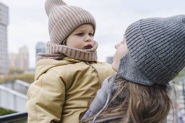 Niedlicher Sohn und Mutter schauen sich an - SEAF01810