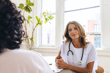 Arzt im Gespräch mit einer Patientin im Krankenhaus - CAVF96621