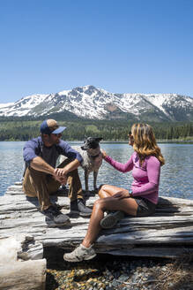 Ein Paar mit seinem Hund am Ufer des Fallen Leaf Lake. - CAVF96649