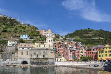 Italy, Liguria, Vernazza, Edge of coastal town along Cinque Terre - FOF13542