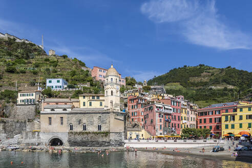 Italien, Ligurien, Vernazza, Rand der Küstenstadt entlang der Cinque Terre - FOF13542