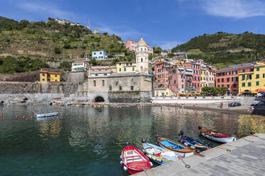 Italy, Liguria, Vernazza, Edge of coastal town along Cinque Terre - FOF13543