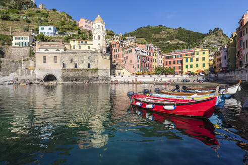 Italien, Ligurien, Vernazza, Rand der Küstenstadt entlang der Cinque Terre mit Booten im Vordergrund - FOF13547