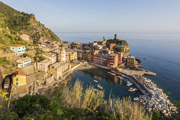 Italien, Ligurien, Vernazza, Blick auf die Küstenstadt entlang der Cinque Terre in der Abenddämmerung - FOF13548