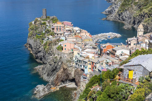Italien, Ligurien, Vernazza, Blick auf das Küstenstädtchen entlang der Cinque Terre - FOF13551