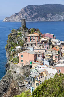 Italien, Ligurien, Vernazza, Häuser der Küstenstadt entlang der Cinque Terre - FOF13552