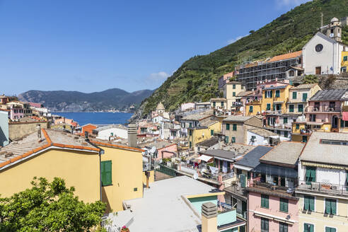 Italien, Ligurien, Vernazza, Küstenstadt entlang der Cinque Terre im Sommer - FOF13553