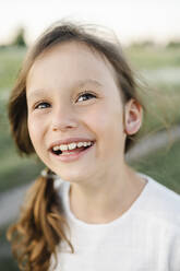 Happy cute girl in field - SSYF00151