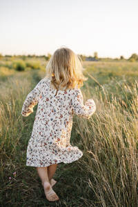 Unbekümmertes Mädchen läuft auf einem Feld - SSYF00154