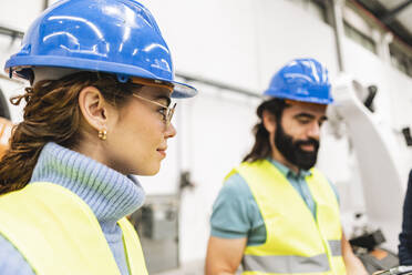 Ingenieure tragen Arbeitsschutzkleidung in einer Fabrik - JCCMF09683