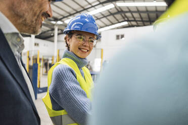 Glücklicher Ingenieur und Kollegen bei der Arbeit in der Fabrik - JCCMF09694