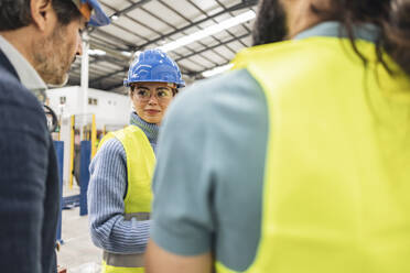 Ingenieur bei der Arbeit mit Kollegen in der Fabrik - JCCMF09695