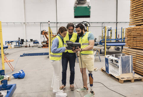 Ingenieure bei der Arbeit mit der Steuertafel in der Fabrik - JCCMF09760