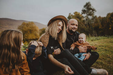 Eine Familie verbringt ihre Freizeit gemeinsam im Park - MDOF00850