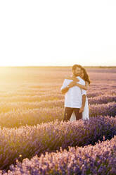 Junge Frau steht mit Mann im Lavendelfeld - JJF00389