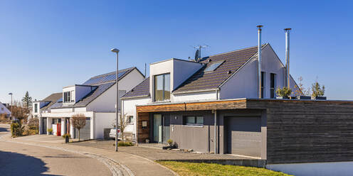 Germany, Baden-Wurttemberg, Korb, Modern energy efficient suburban houses - WDF07272