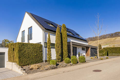 Germany, Baden-Wurttemberg, Korb, Facade of modern energy efficient house in autumn - WDF07274