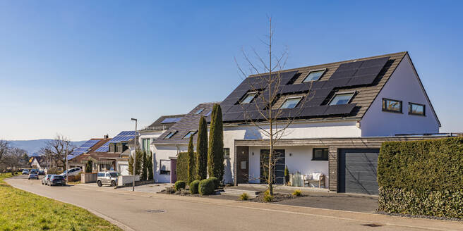 Germany, Baden-Wurttemberg, Korb, Modern energy efficient suburban houses - WDF07275