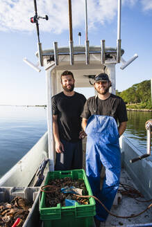 Aquakulturfarmer und ihre Austernbeute in der Narragansett Bay - CAVF96660